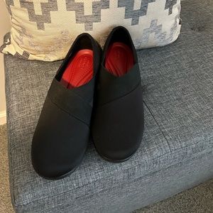 Crocs size 8 black shoe